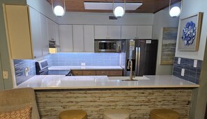 Kaffetrakter/tekoker, kjøleskap, mikrobølgeovn og ovn