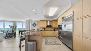 Una cocina moderna con armarios de madera, electrodomésticos de acero inoxidable y una isla grande.