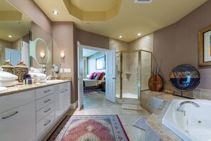 Ensemble douche/baignoire, baignoire Ă jets, serviettes fournies
