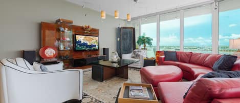 Smart TV, ping pong, books, stereo