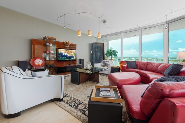 Smart TV, ping pong, books, stereo - Vibrant Penthouse with Theater-style Media Room. Complimentary Boat Slip! (Orange Beach)