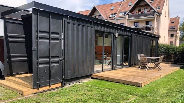 A modern container home with a deck and sliding glass doors. - Unusual accommodation la kischte (COLMAR)