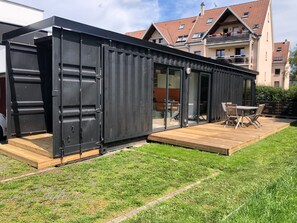 A modern container home with a deck and sliding glass doors. - Unusual accommodation la kischte (COLMAR)