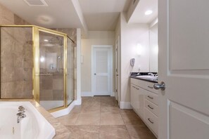Bañera con ducha, bañera de hidromasaje, toallas