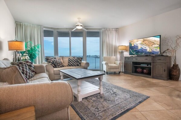 Smart TV, reproductor de DVD, tenis de mesa y libros 