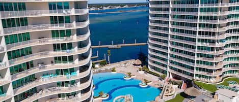 Una piscina techada, una piscina climatizada