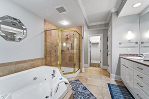 Ensemble baignoire-douche, baignoire à remous, séchoir à cheveux