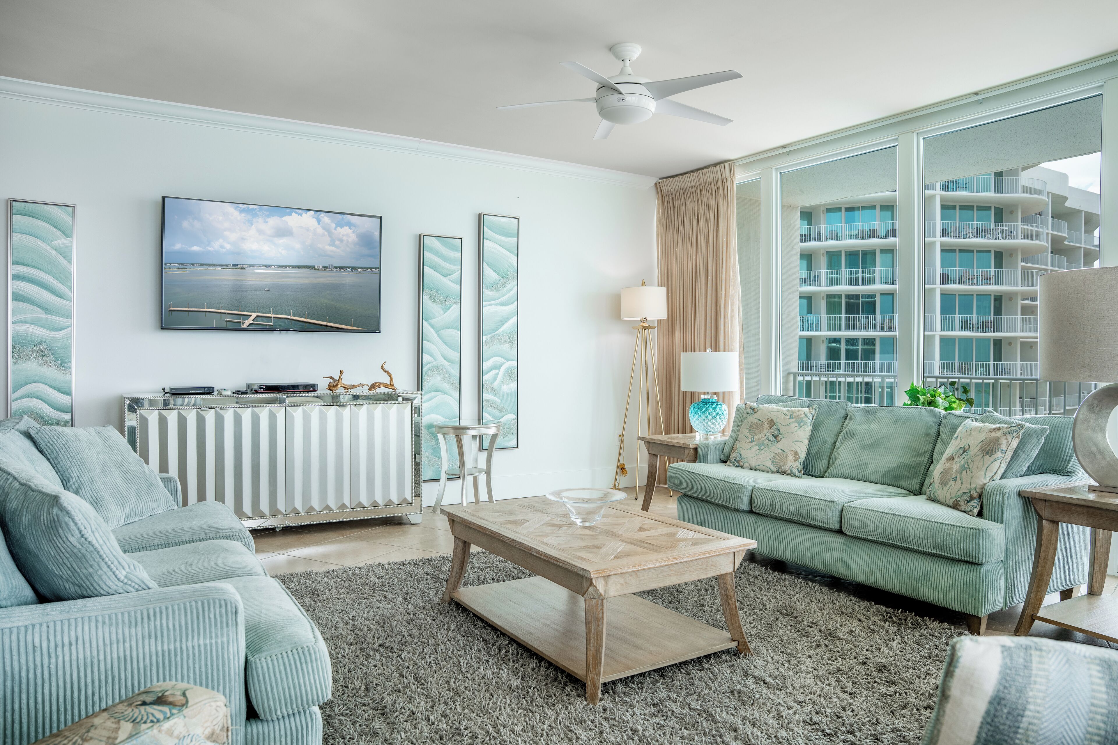 Smart TV, reproductor de DVD, tenis de mesa y libros 