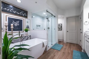 Combined shower/tub, jetted tub, hair dryer, towels