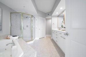 Ensemble baignoire-douche, baignoire à remous, séchoir à cheveux