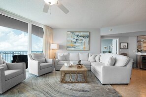 Una Smart TV, un reproductor de DVD, una mesa de tenis de mesa, libros