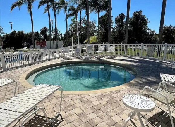 Una piscina al aire libre, una piscina climatizada