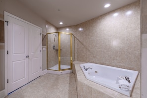 Combined shower/tub, hair dryer, towels