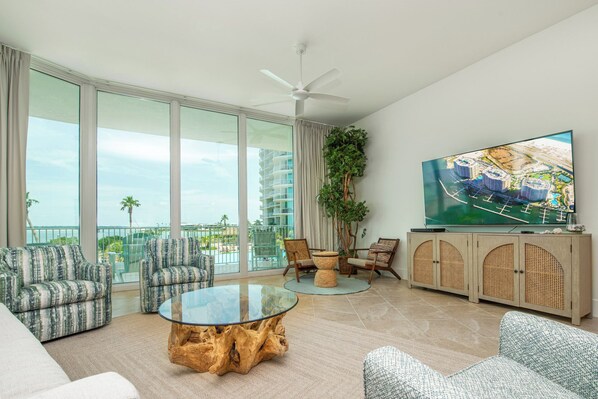 TV connectée, table de tennis de table, livres, chaîne hi-fi