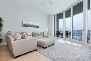 Una Smart TV, una mesa de tenis de mesa, libros, un reproductor estéreo