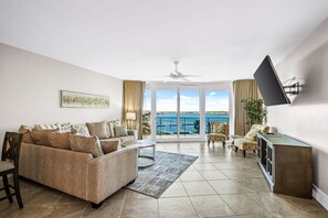 Smart TV, ping pong, books, stereo