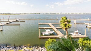 Un port de plaisance doté de plusieurs quais, de bateaux et offrant une vue dégagée sur l’eau.