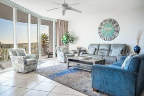 TV connectée, table de tennis de table, livres, chaîne hi-fi