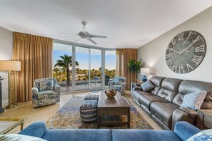 Smart-TV, Tischtennisplatte, Bücher, Stereoanlage