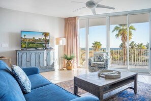 TV connectée, table de tennis de table, livres, chaßne hi-fi