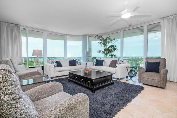 Smart-tv, bordtennisbord, bøger, stereoanlæg