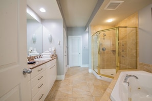 Combined shower/tub, jetted tub, towels