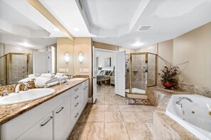 Ensemble douche/baignoire, baignoire à jets, sèche-cheveux