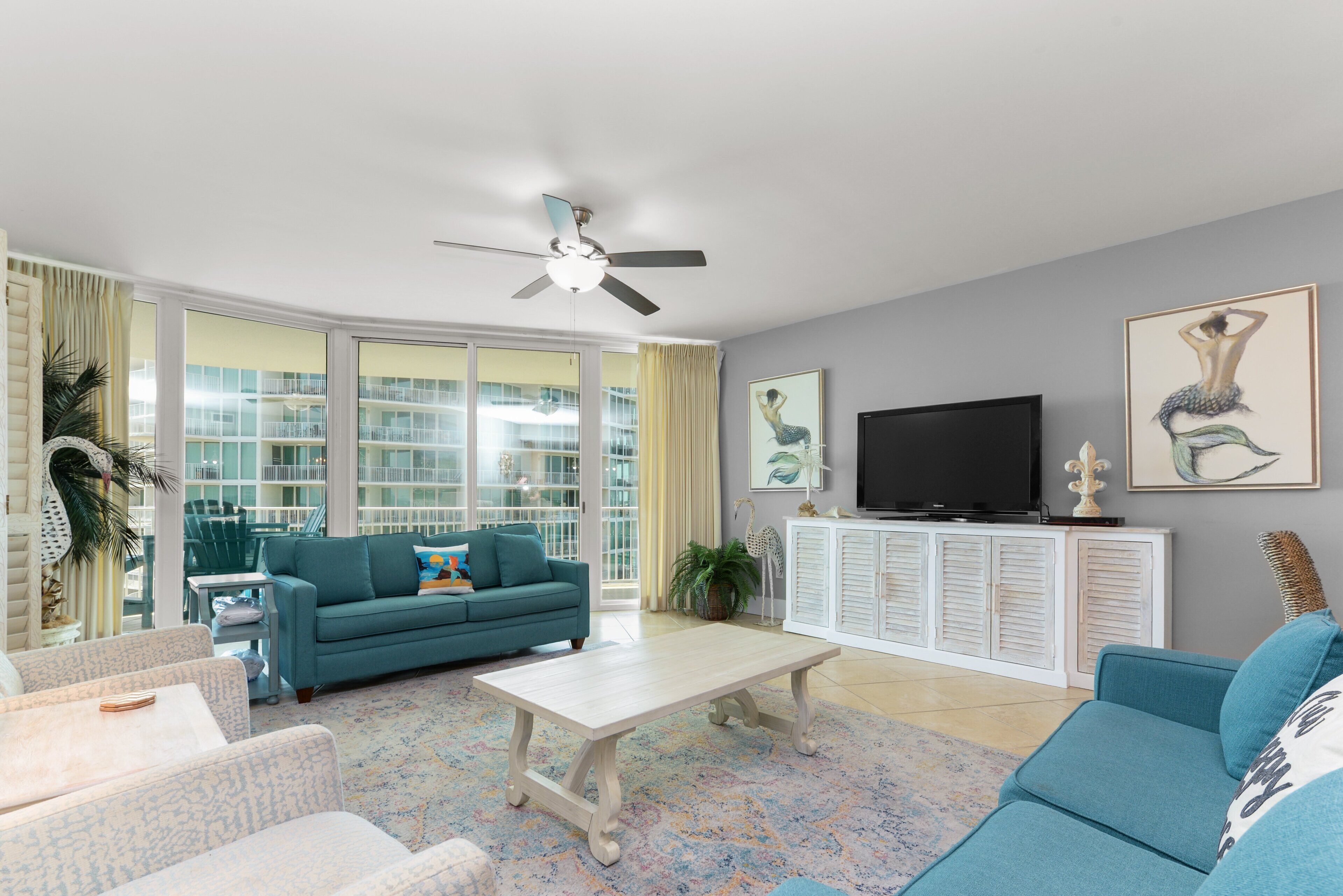 Smart TV, ping pong, books, stereo