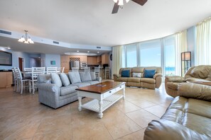 Älytelevisio, pöytätennispöytä, kirjoja, stereot