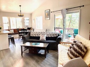 Una televisión, un reproductor de DVD, servicios de streaming