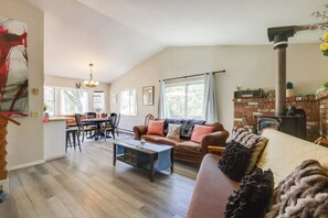 TV, DVD player, streaming services, stereo - NEW! Cozy Secluded House w/Deck - Near Yosemite! (Tuolumne)