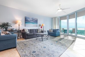 Televisio, pöytätennispöytä, kirjoja, stereot