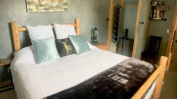 3 bedrooms, desk, iron/ironing board, travel cot