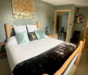 3 bedrooms, desk, iron/ironing board, travel cot