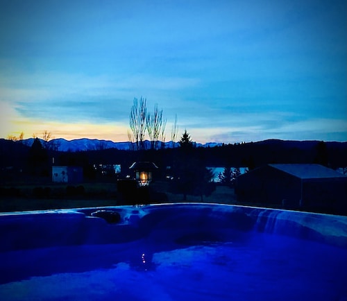 Flathead Lake Shabby Chic  w/ HOT TUB!