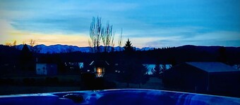 Flathead Lake Shabby Chic  w/ HOT TUB!