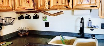 Flathead Lake Shabby Chic  w/ HOT TUB!