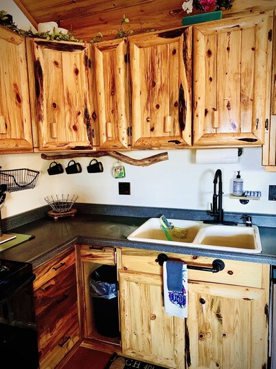 Flathead Lake Shabby Chic  w/ HOT TUB!