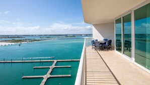 Un balcón con vista a un puerto deportivo y al océano.