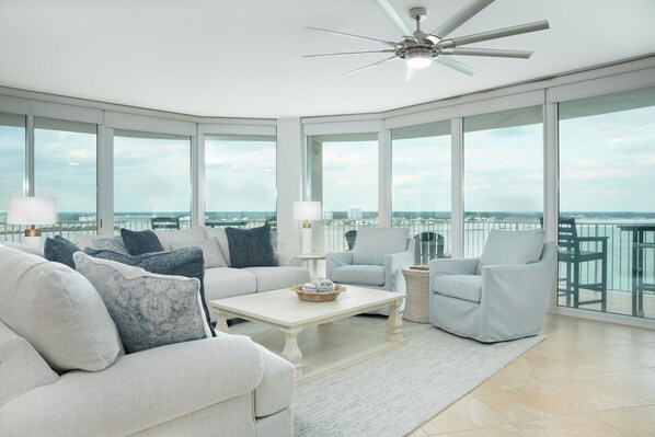 Téléviseur, table de ping-pong, livres, chaîne audio