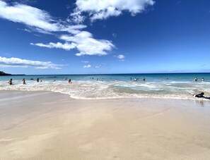 Beach nearby, sun-loungers, beach towels