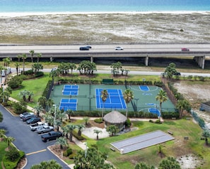 Sports court - Experience Boat Life from this Luxurious Three Bedroom Unit. Complimentary Boat Slip! (Orange Beach)