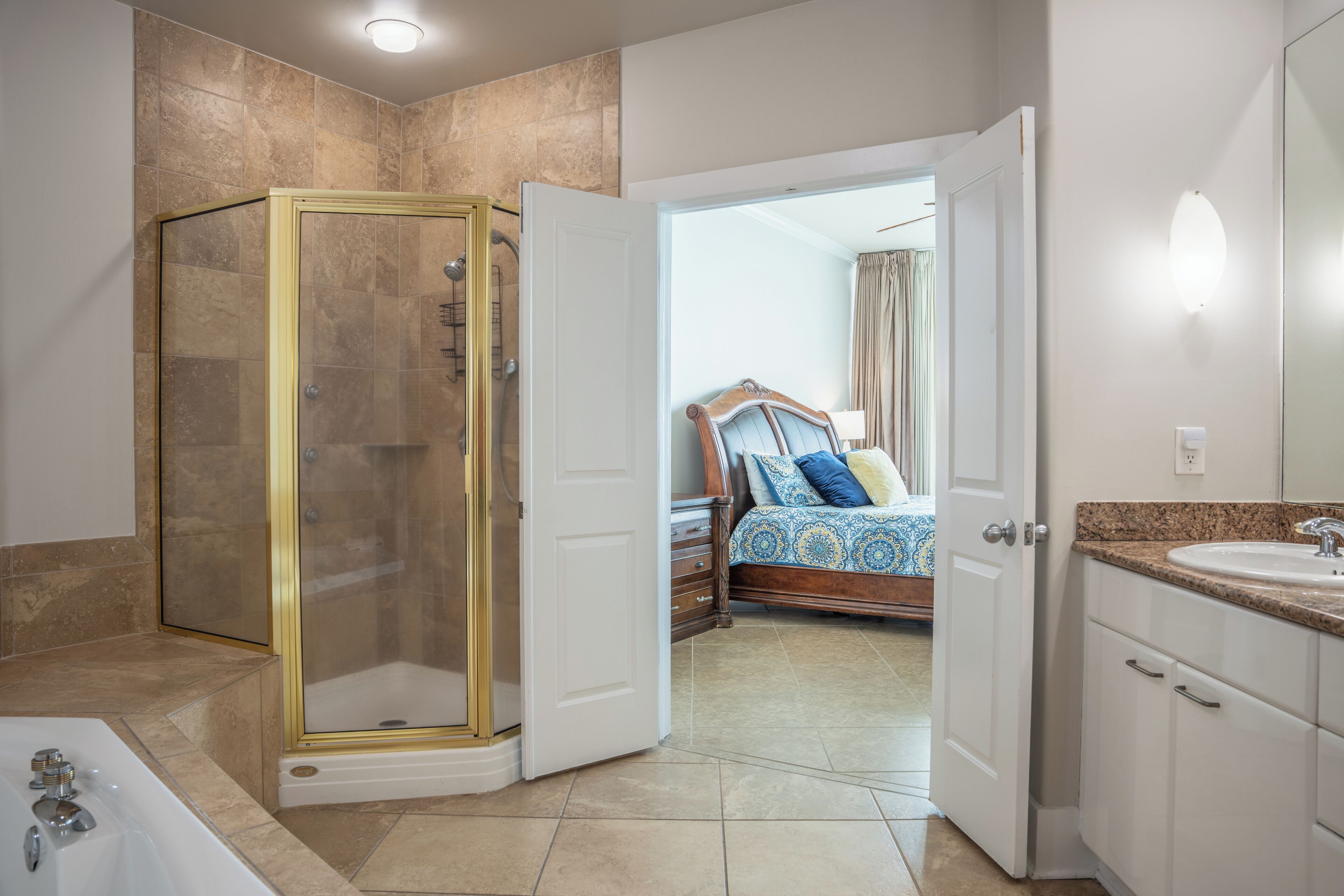 Une salle de bain avec une douche, une baignoire et un lavabo.