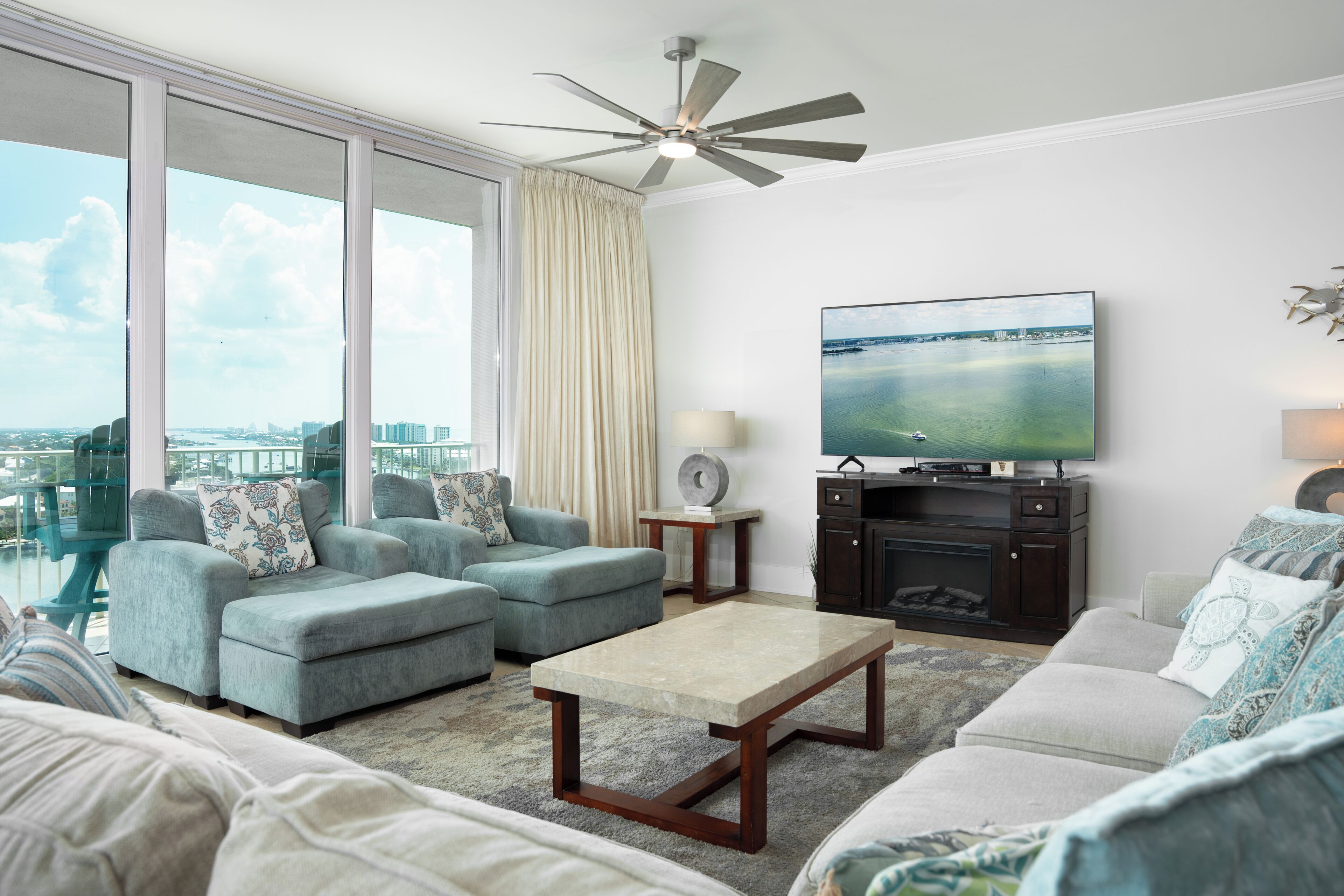 Smart TV, reproductor de DVD, tenis de mesa y libros 