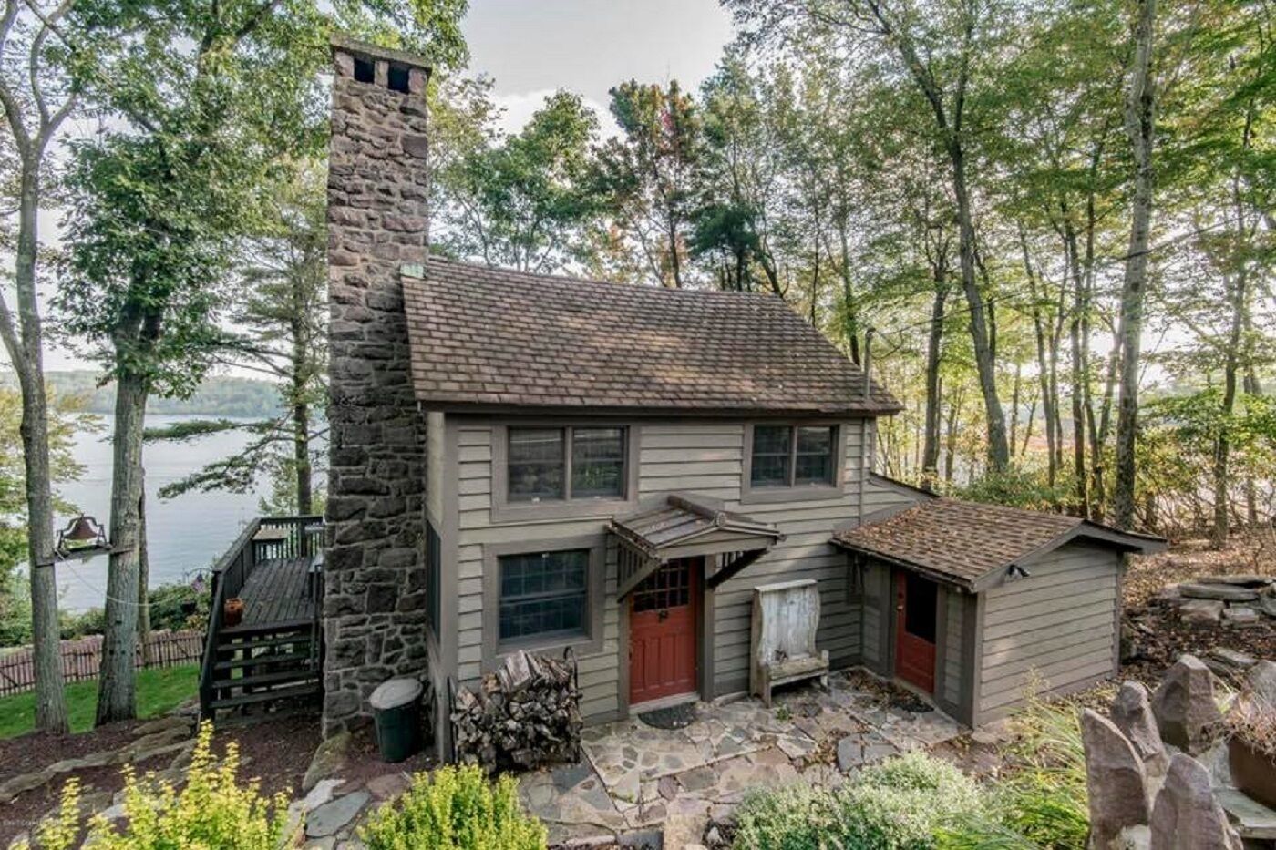 Beautiful Lakefront Cabin and Cottage on over 1 acre, 150' private lake access