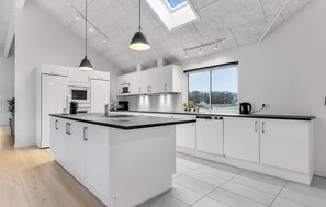 Fridge, oven, stovetop, dishwasher - Nice home in Sydals with sauna (Sydals)