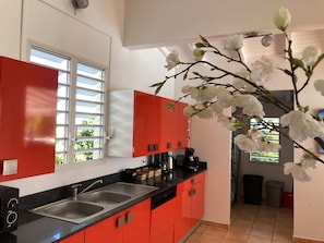 Réfrigérateur, micro-ondes, four, plaque de cuisson