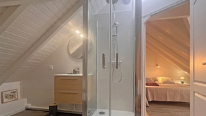 Shower, jetted tub, hair dryer, towels