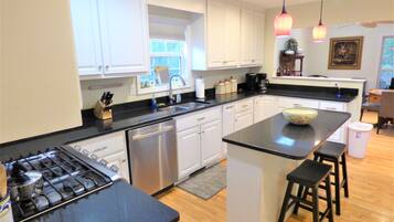 冰箱、微波炉、烤箱、炉灶