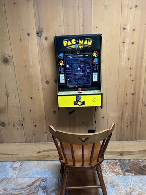 Game room - 665 FIVE Star Reviews | Views | Pool Table & Ping Pong | Pet Friendly | Firepit (Cleveland)